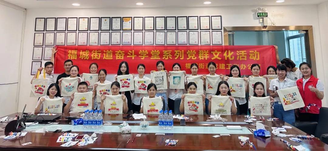 一场极赋创意的帆布背包绘画活动在蜜桃在线视频精品化妆用品有限公司四楼会议室举行。