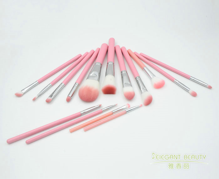 针对不同化妆技巧，应如何选择适合的欧美蜜桃视频在线型号和大小？