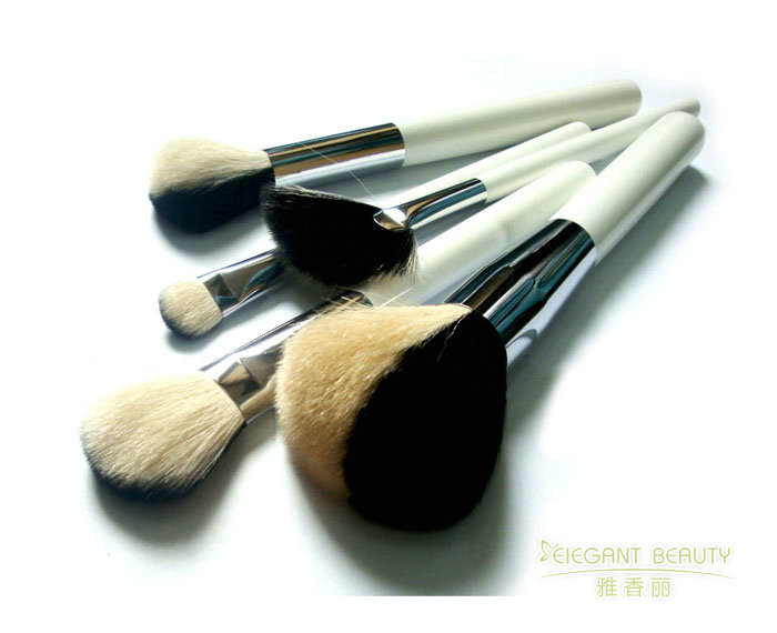 如何根据季节变化或妆容趋势，更新成套欧美蜜桃视频在线的配置？